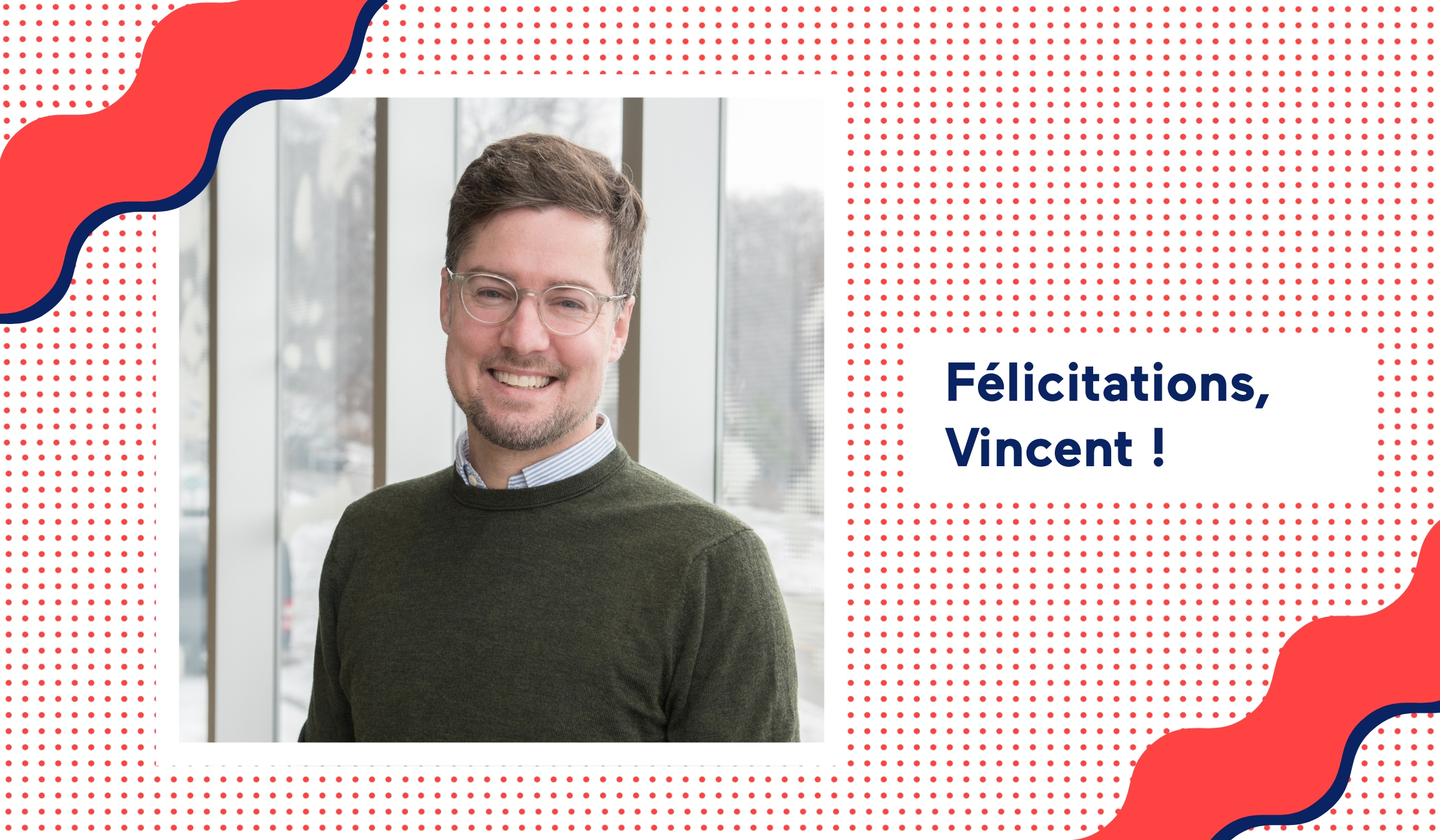 bandeauPrixVincentFR Photo de Vincent Larivière sur fond rouge. Il est écrit « Félicitations Vincent ! » en bleu.