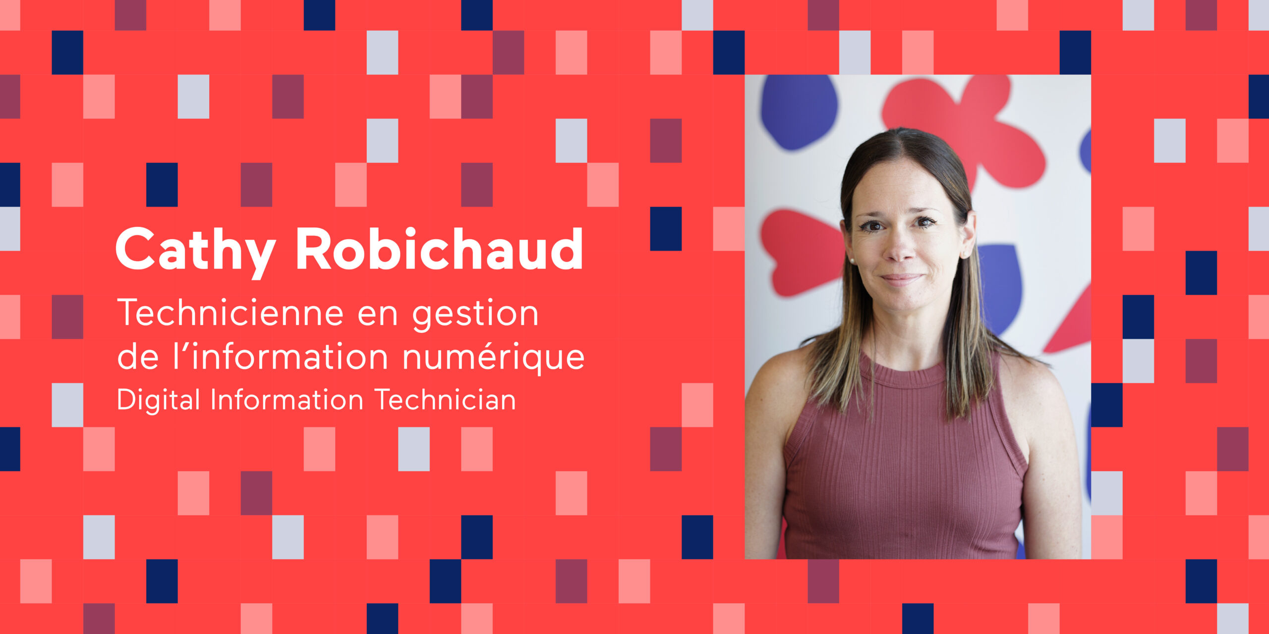 Une photo de Cathy Robichaud, sur fond rouge, avec son nom et son titre en français et en anglais.